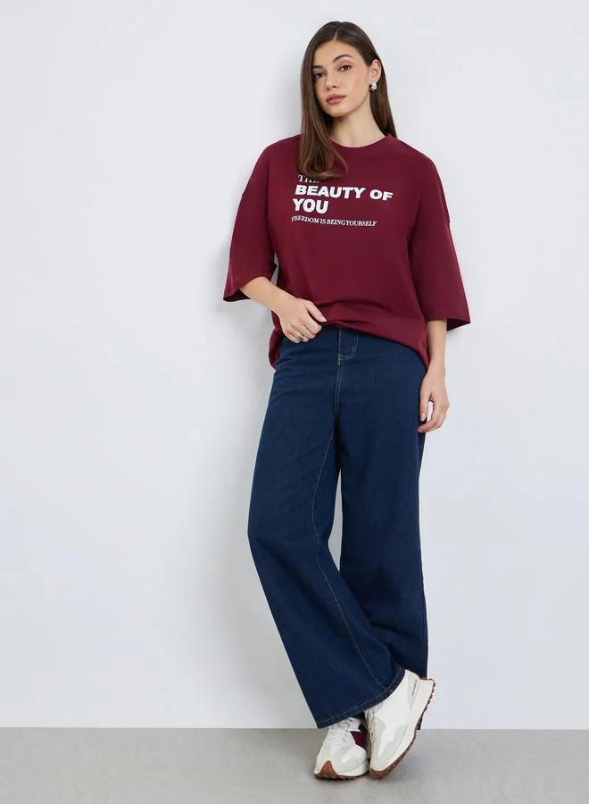 ستايلي تيشيرت بطبعة شعار وقصة واسعة